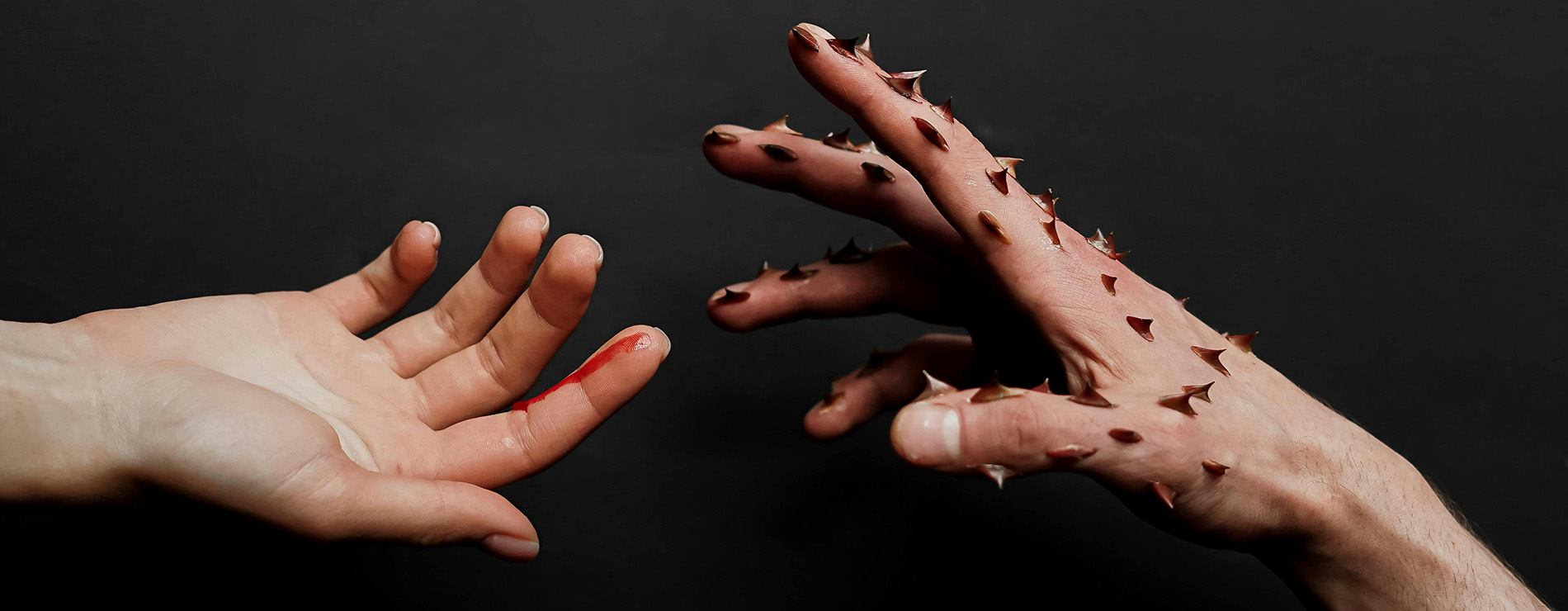mano con sangre y mano con espinas