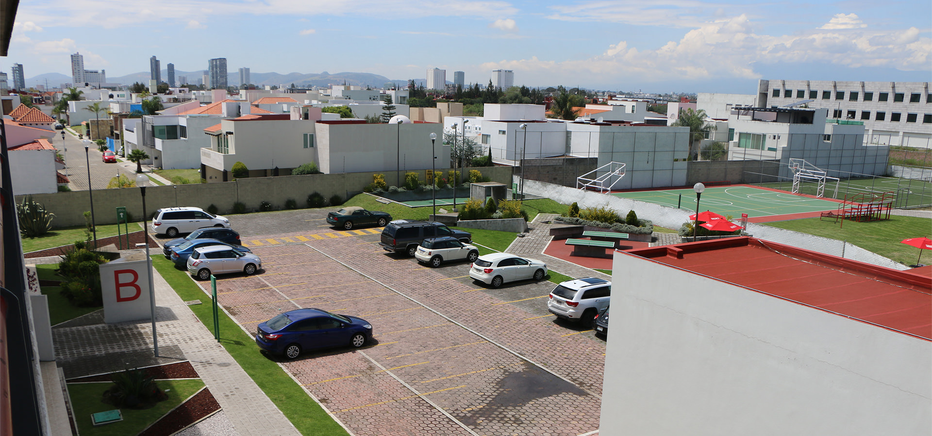 estacionamiento y canchas