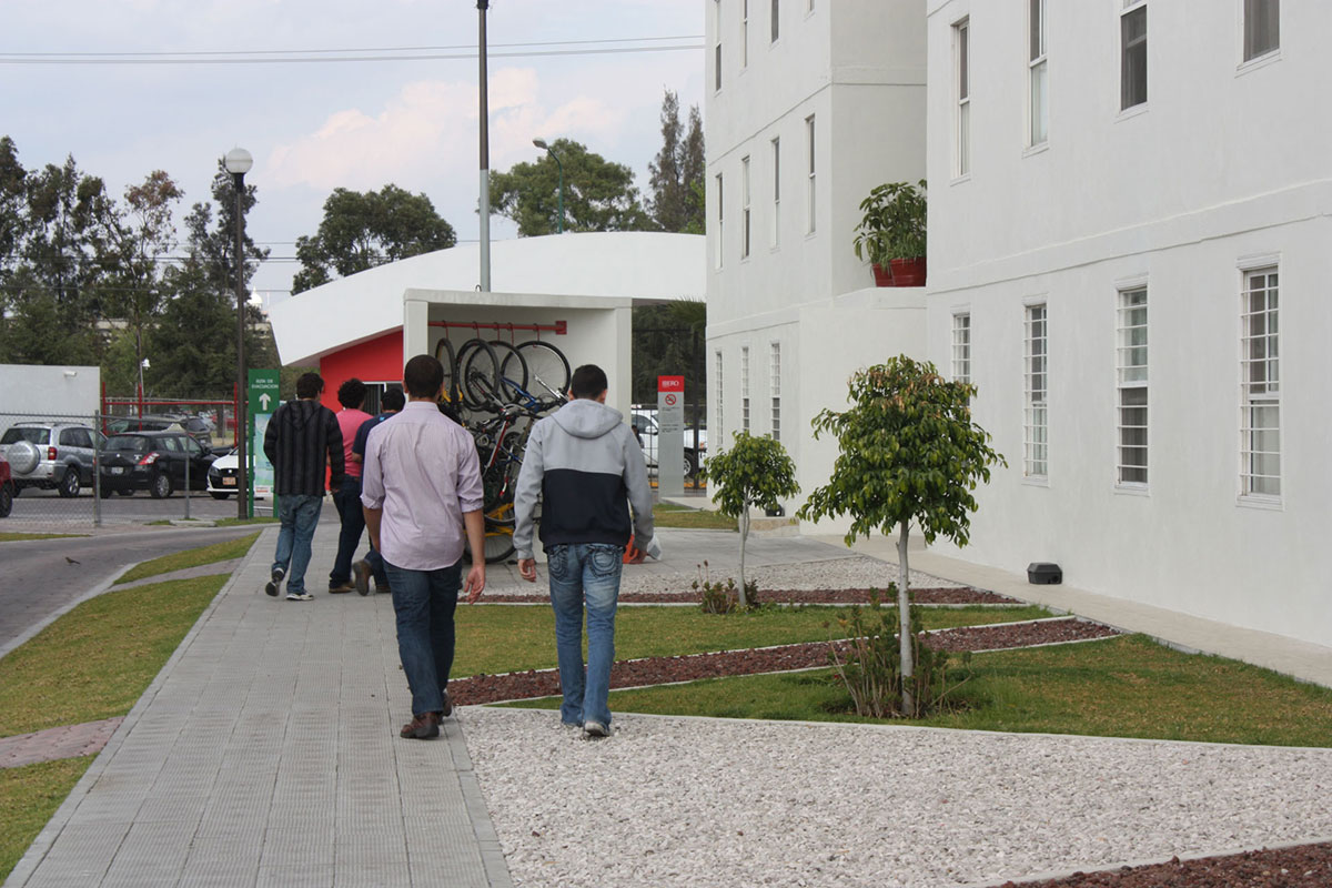 Alumnos caminando en Villa IBERO