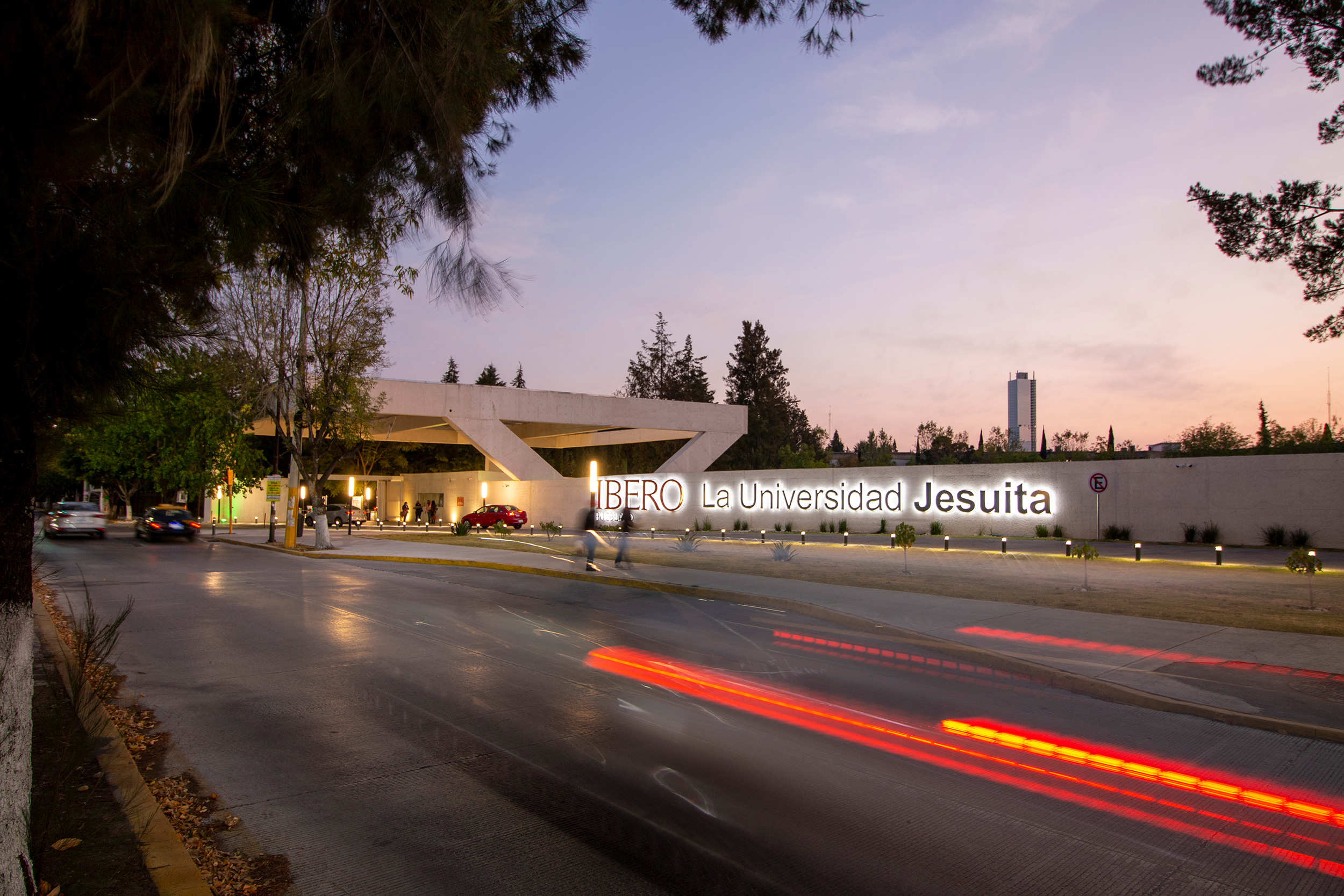 Entrada principal de la IBERO Puebla al atardecer