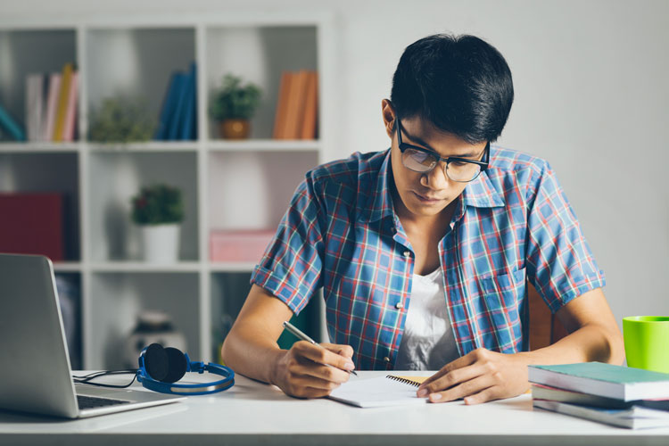 estudiante trabajando en sus tareas IBERO Puebla