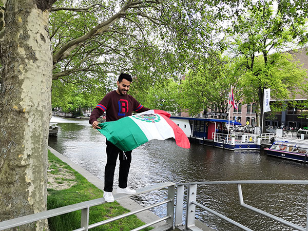 Alumno con la bandera mexicana