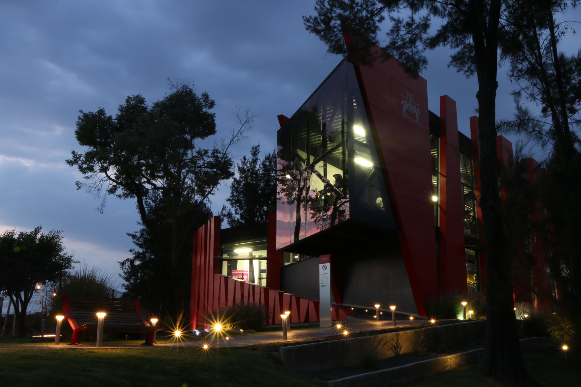 Gimnasio IBERO Puebla, vista nocturna