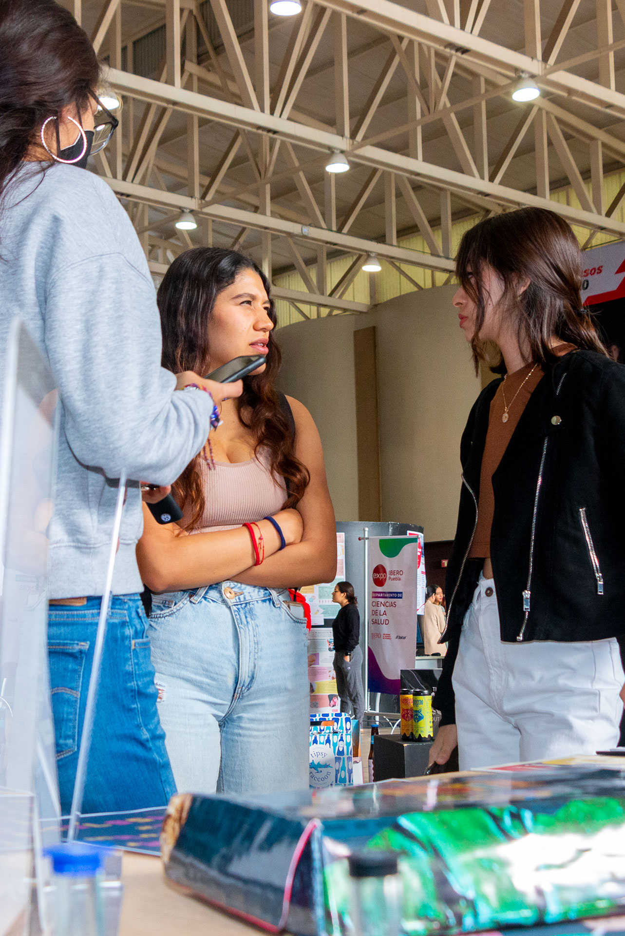 Alumnas mostrando trabajos en Expo IBERO Puebla