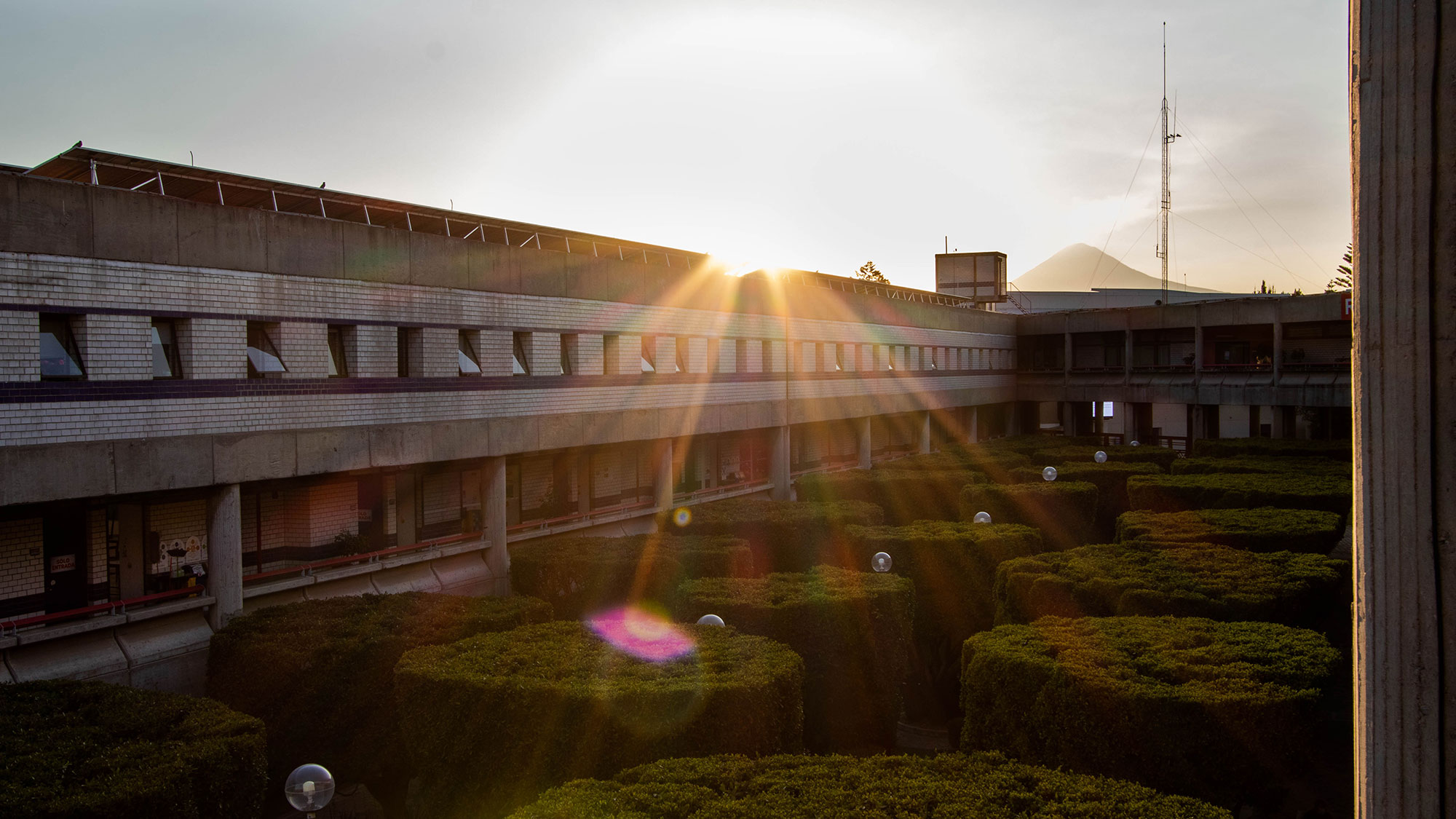 Campus central al atardecer