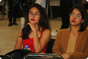 Alumnas viendo una proyección