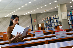 Alumna leyendo en biblitotca