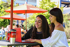 Alumnas afuera de la cafetería