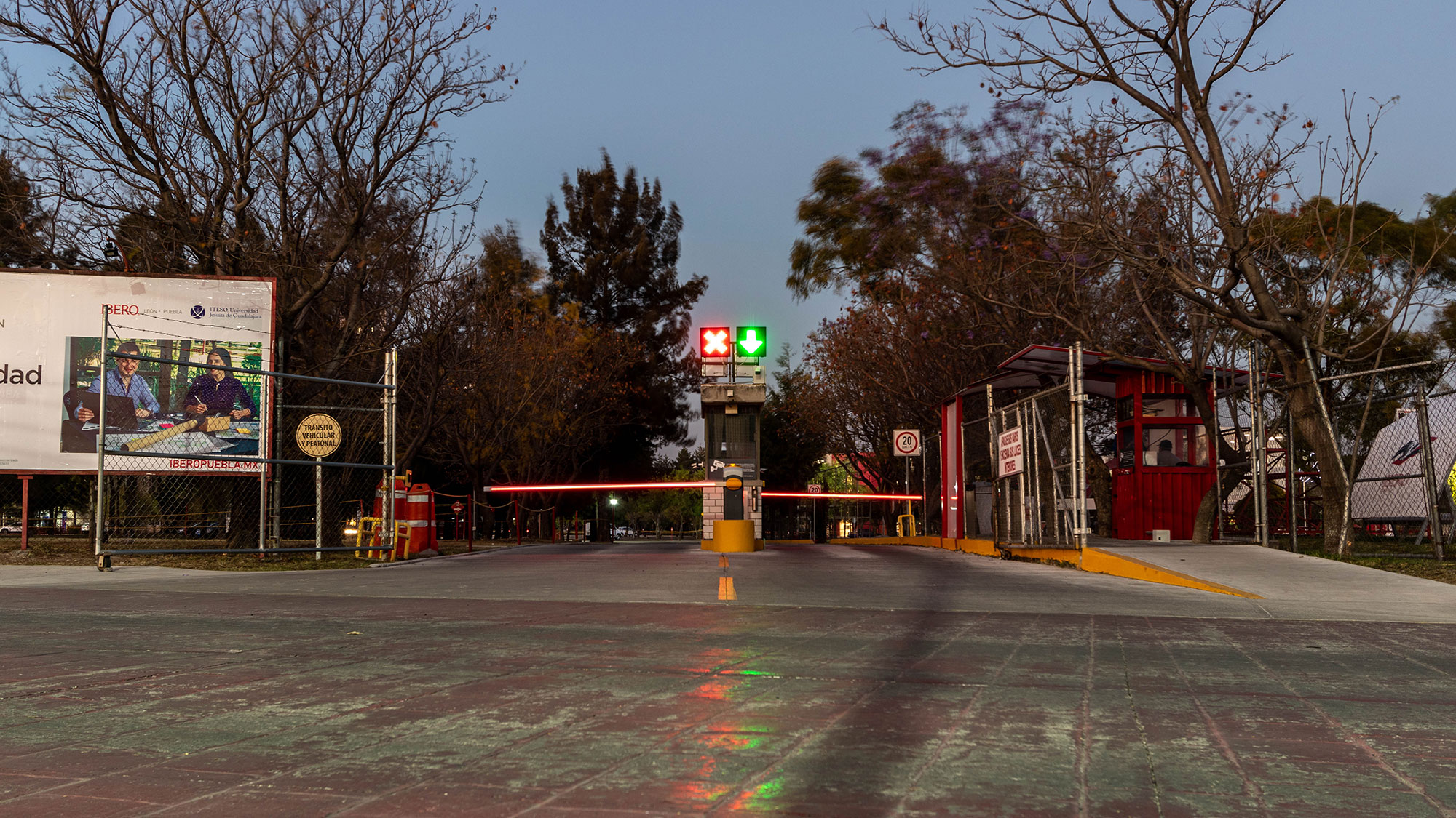 Entrada del campus al atardecer