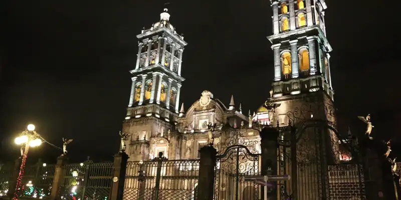 Foto nocturna de la catedral de Puebla