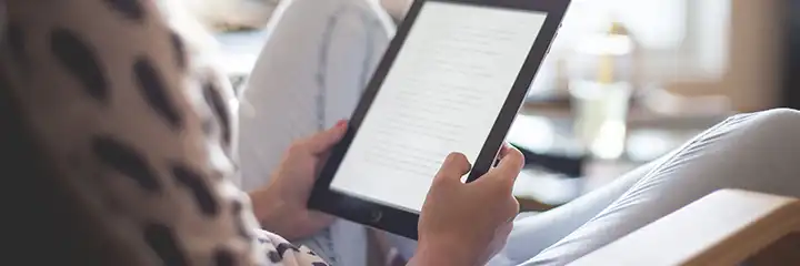 Persona leyendo en una tablet