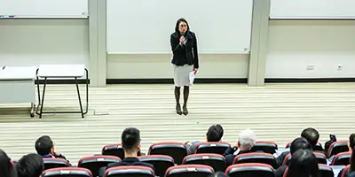 Profesora dialogando con alumnos