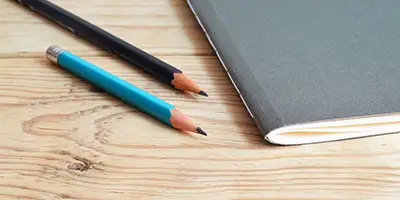 Libreta y lápices