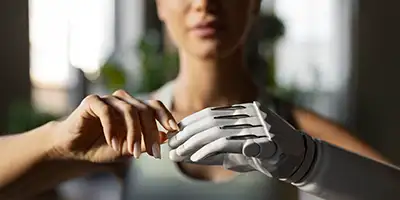 Mano robótica y mano humana