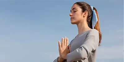Mujer meditando