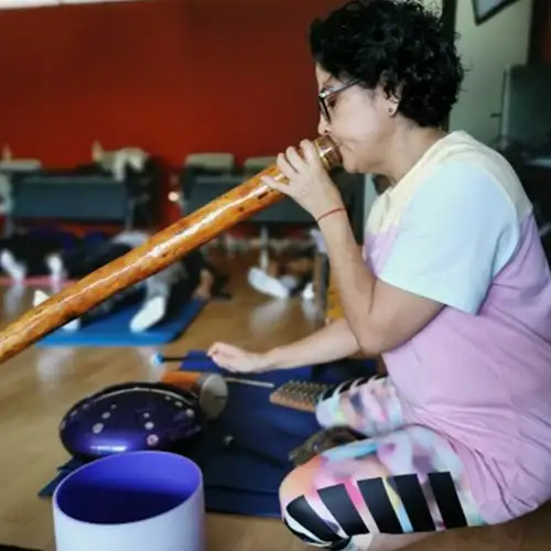 Mujer tocando una kena