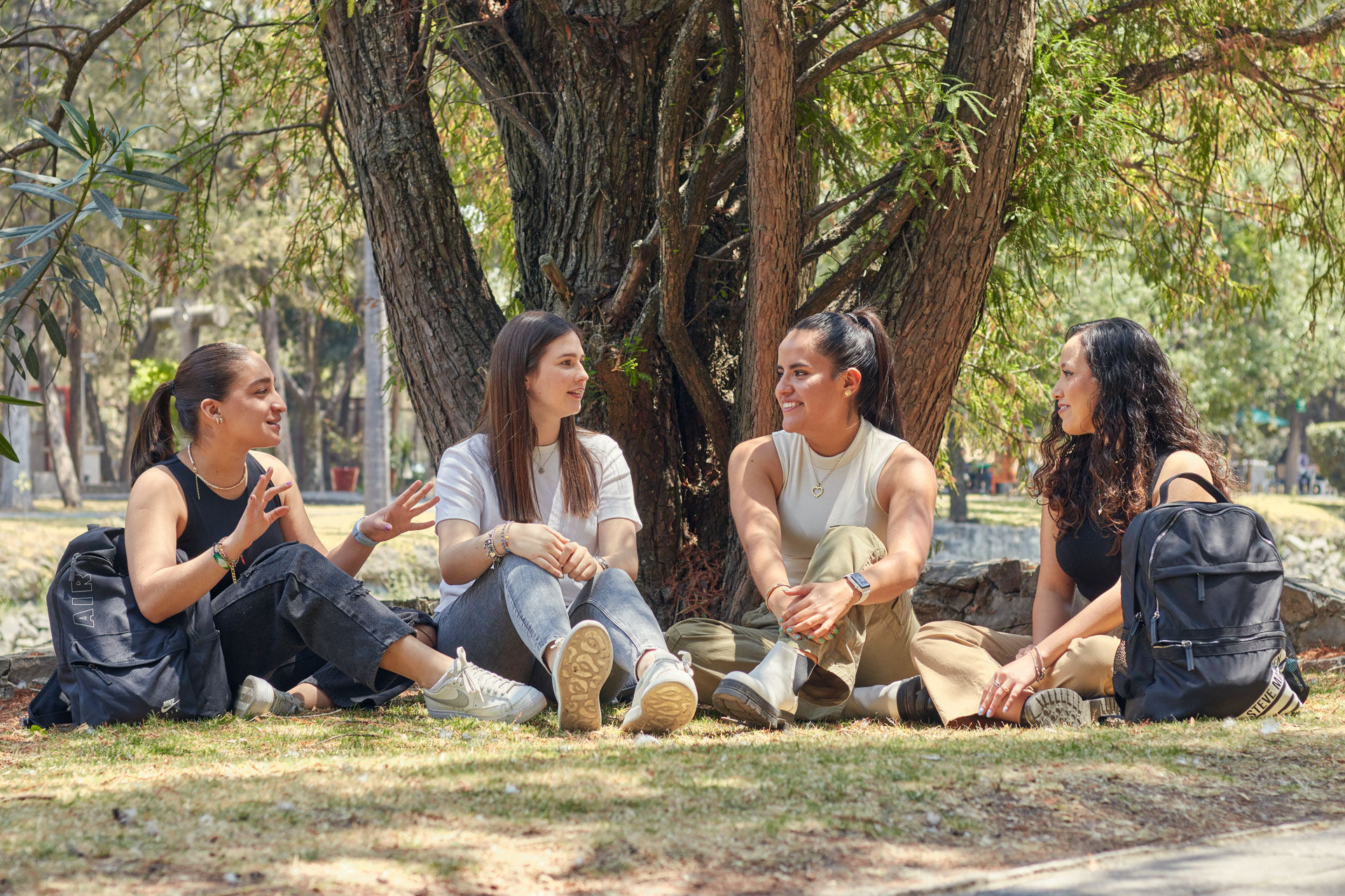 Alumnas sentadas en el pasto