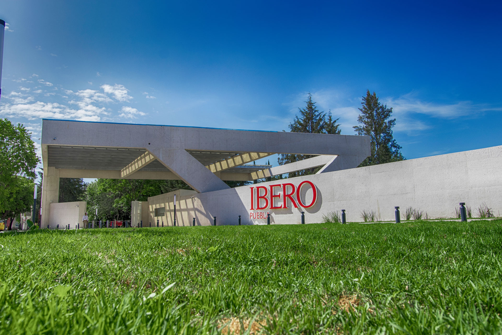 Entrada principal de la IBERO Puebla