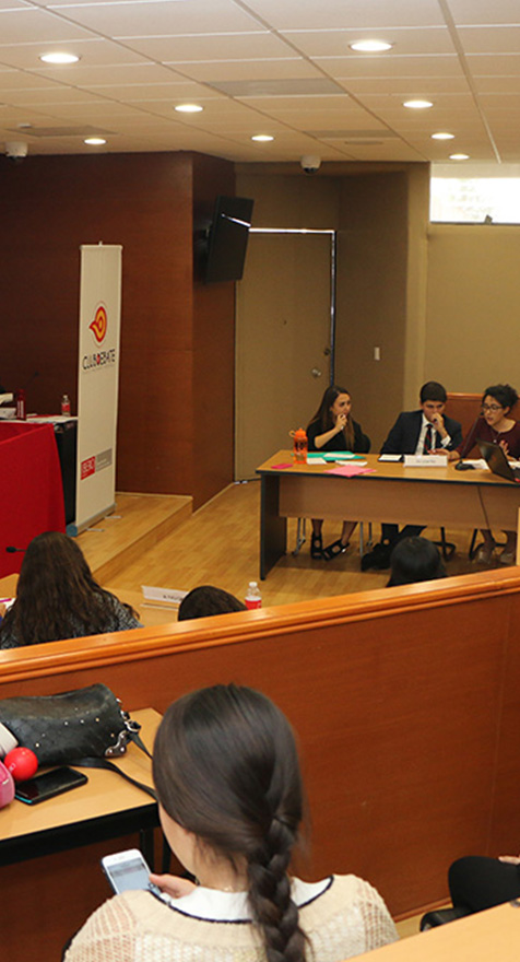 Alumnos en sala de juicios orales