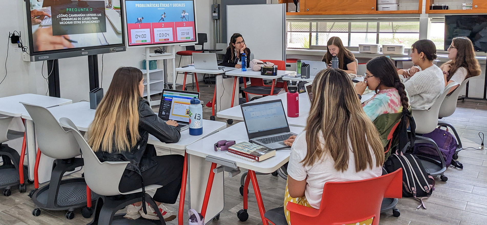 Alumnos en salón de innovación