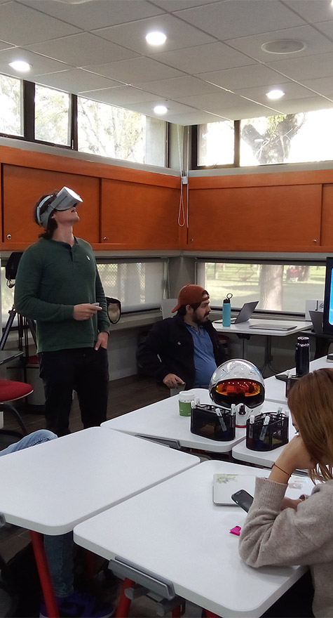 Alumno con visor VR