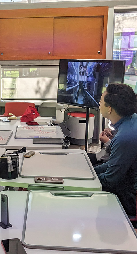 Alumno en salón de innovación