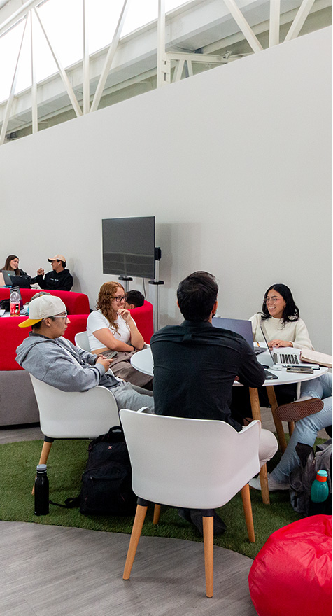 alumnos en área común IDIT