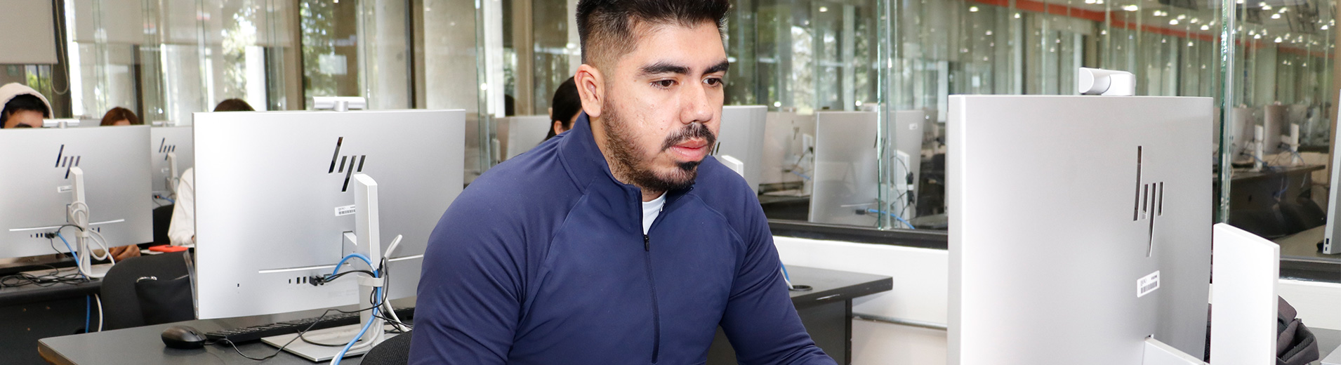 Alumno en sala de cómputo