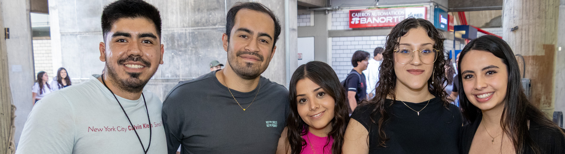 Alumnos de licenciatura en el día de la comunidad