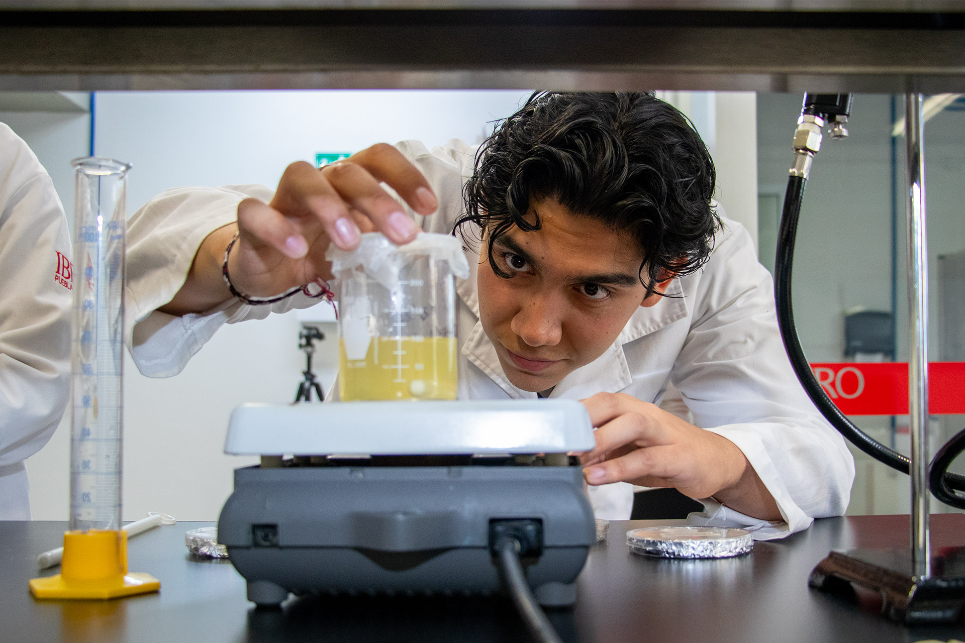 Alumno en laboratorio