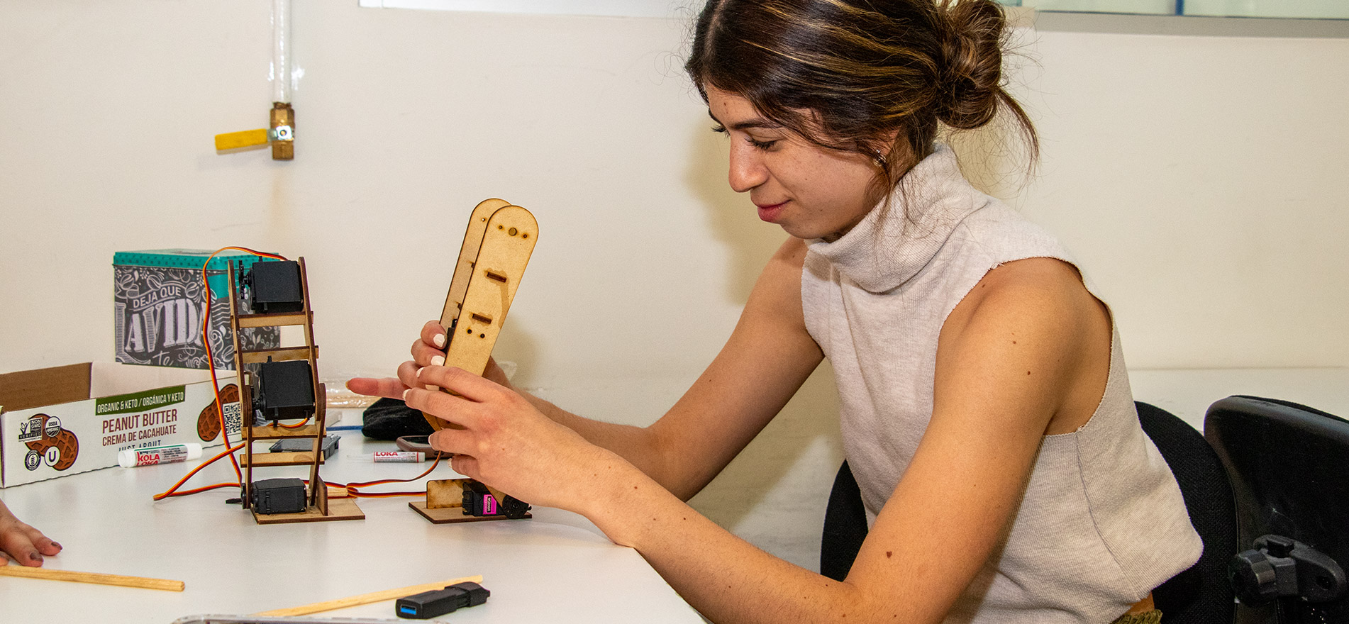 Alumna trabajando en su prototipo