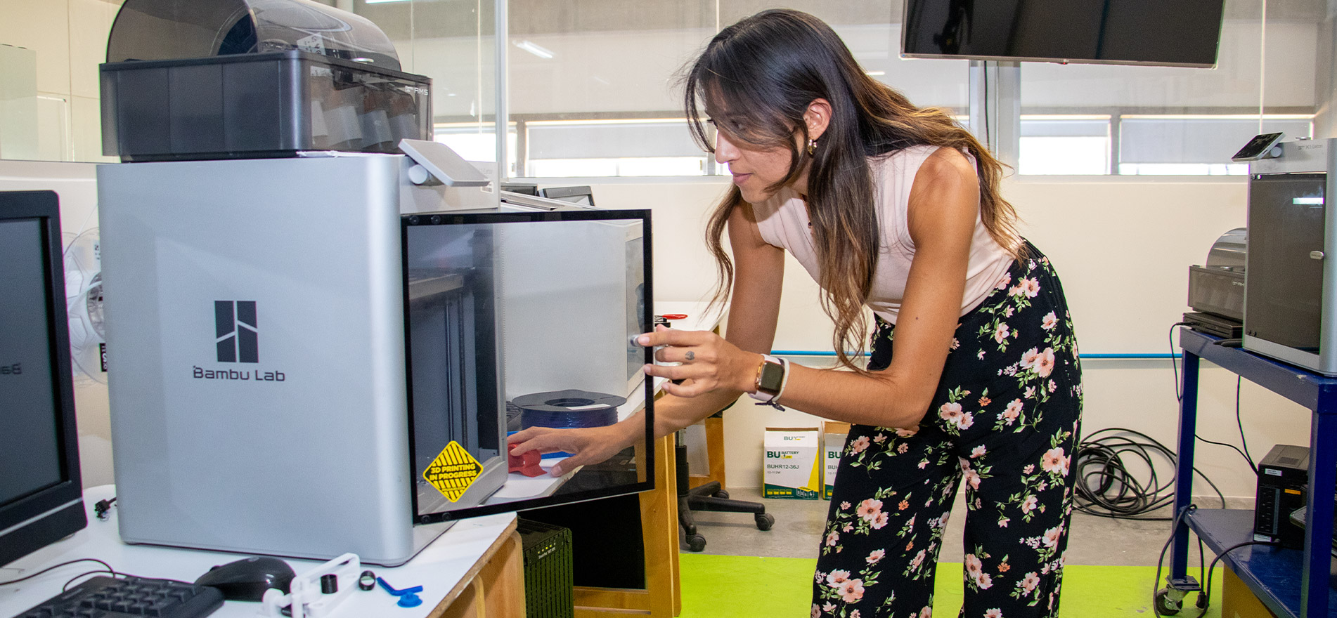 Alumna usando una impresora 3D