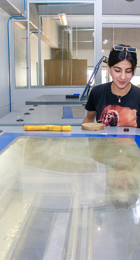 Alumna y cortadora láser