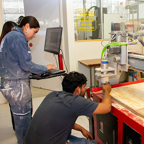 Alumnos en Router CNC