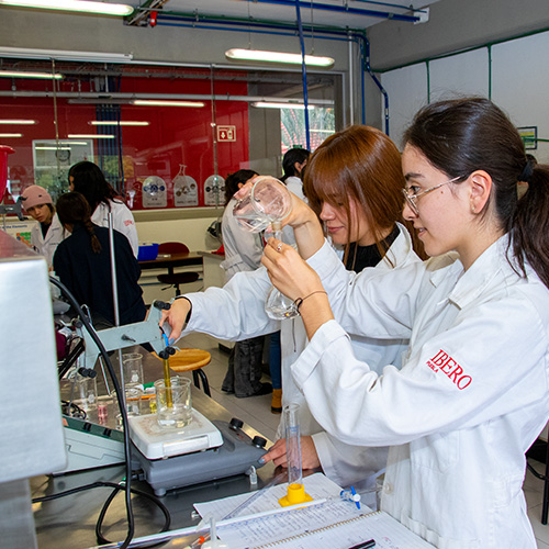 Alumnas en Laboratorio de Química