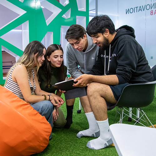 Alumnos en el Innovation Lab