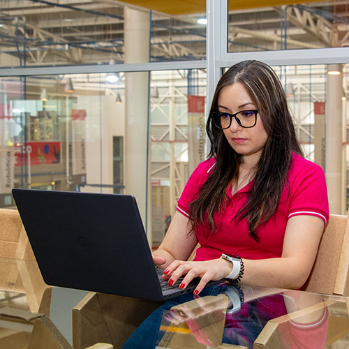 Persona de empresa incubada en el IDIT