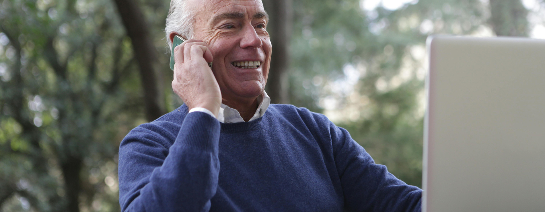 Adulto mayor hablando por teléfono