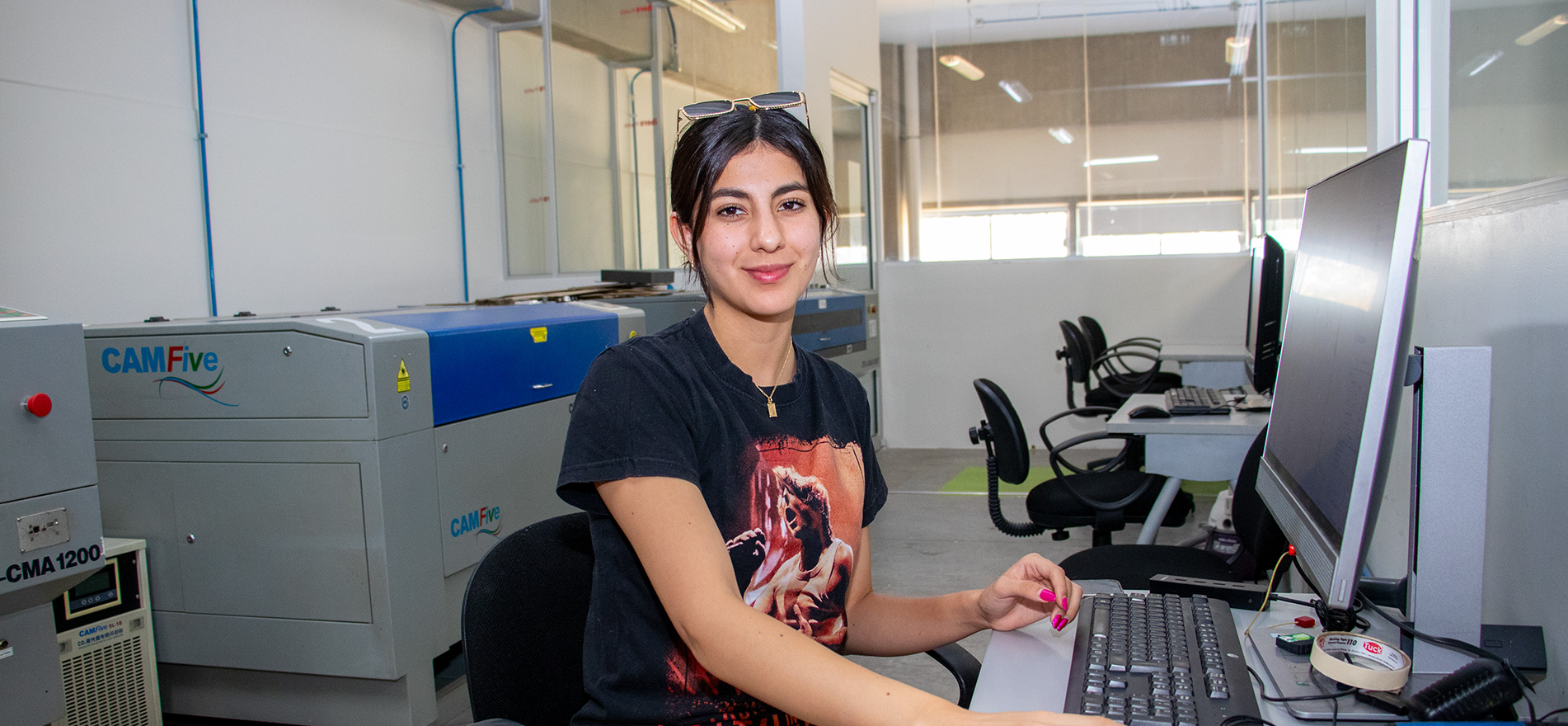 Alumna en laboratorio