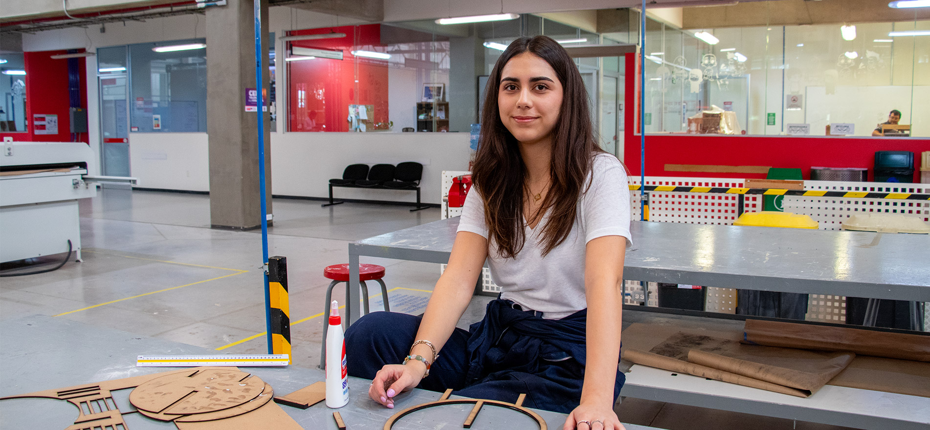Alumna en laboratorio