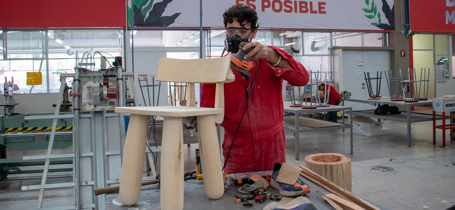 chavo haciendo silla