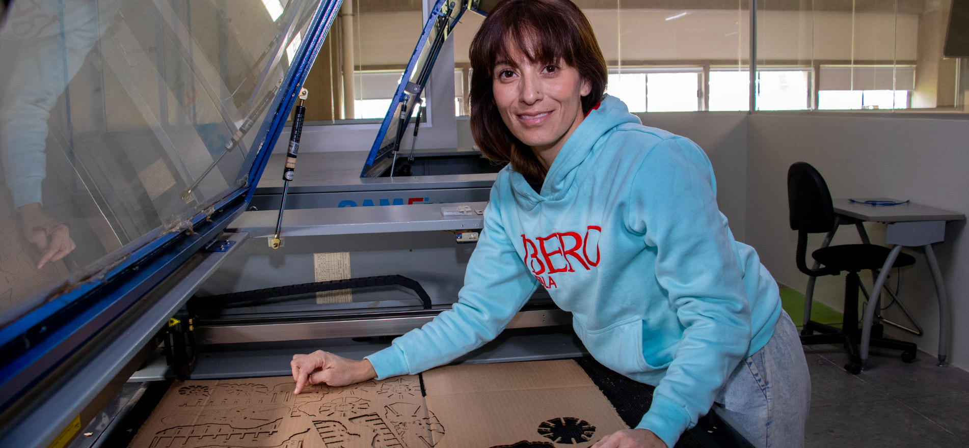 Profesora y cortadora laser