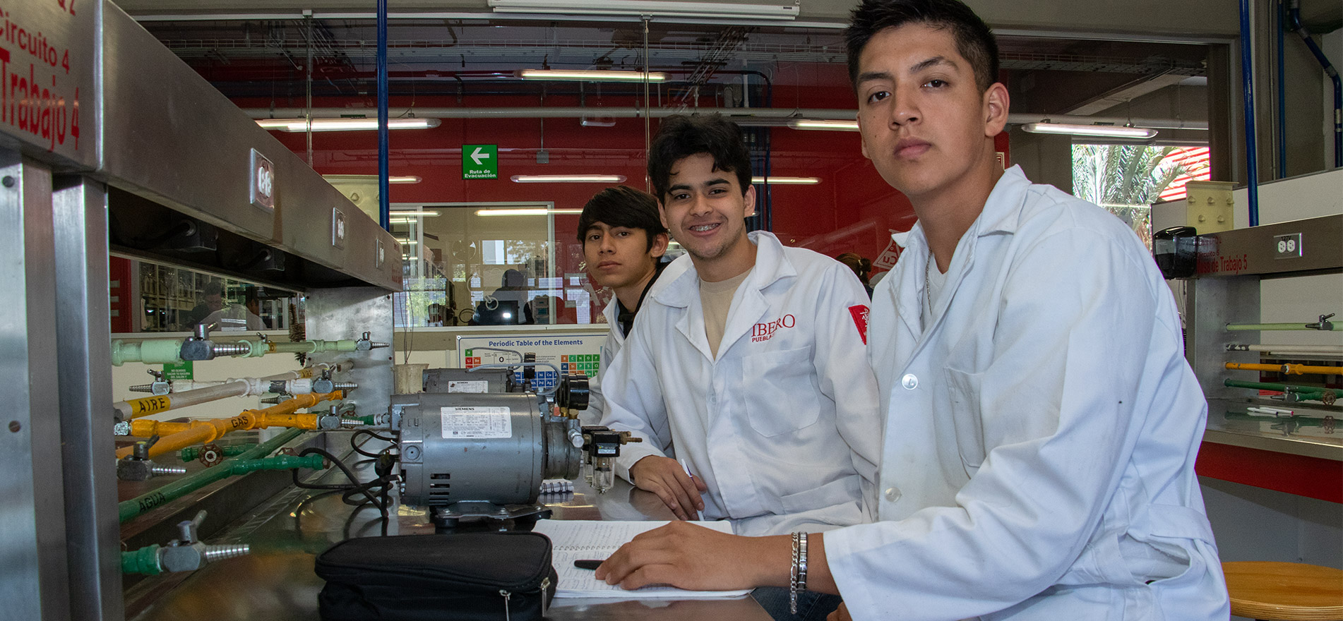 Alumnos en lab de quimica