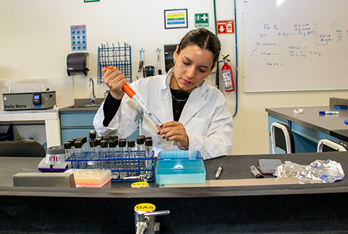 Alumna en laboratorio