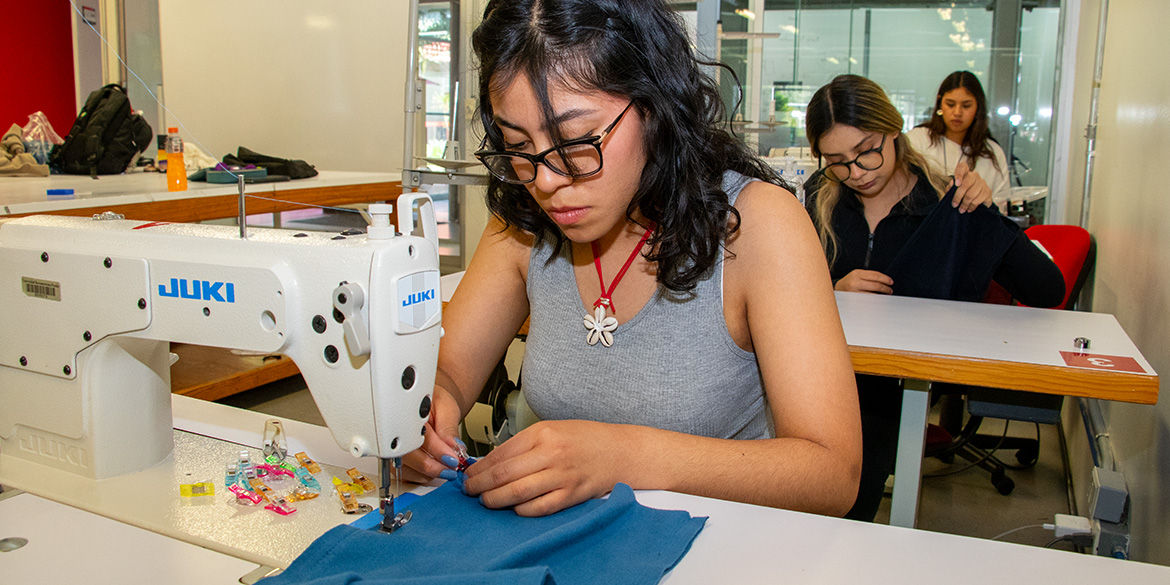 Alumnas en taller de corte y confección