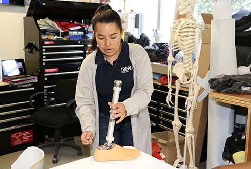 Profesora y prótesis