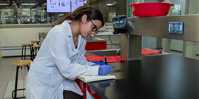 chica escribiendo en lab