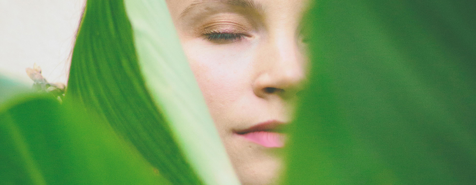 Mujer y hojas de plantas