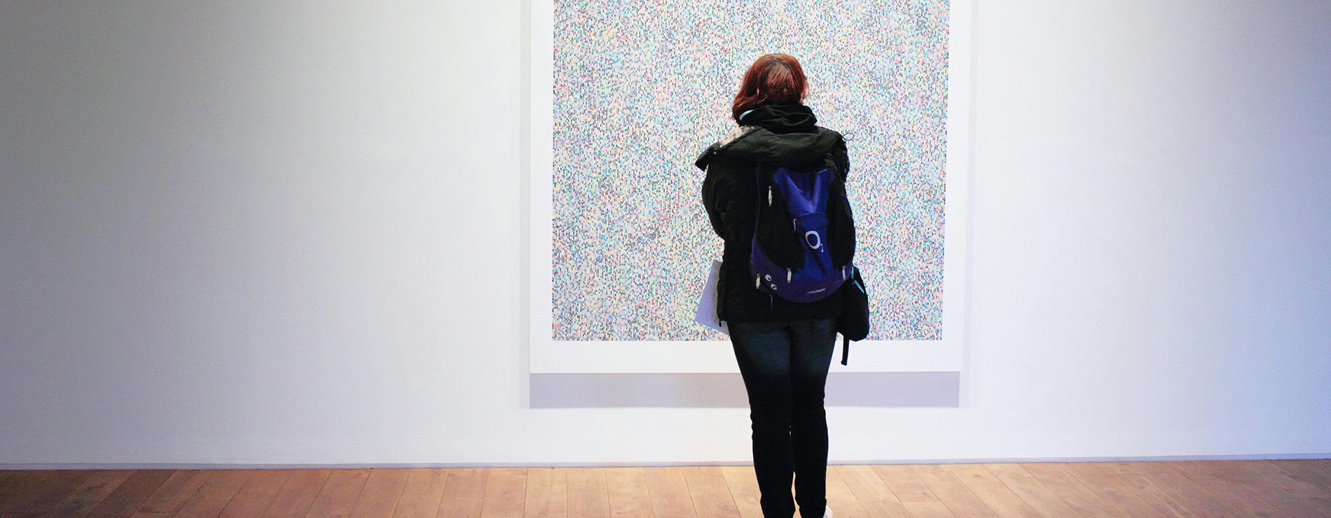 Mujer viendo una pintura