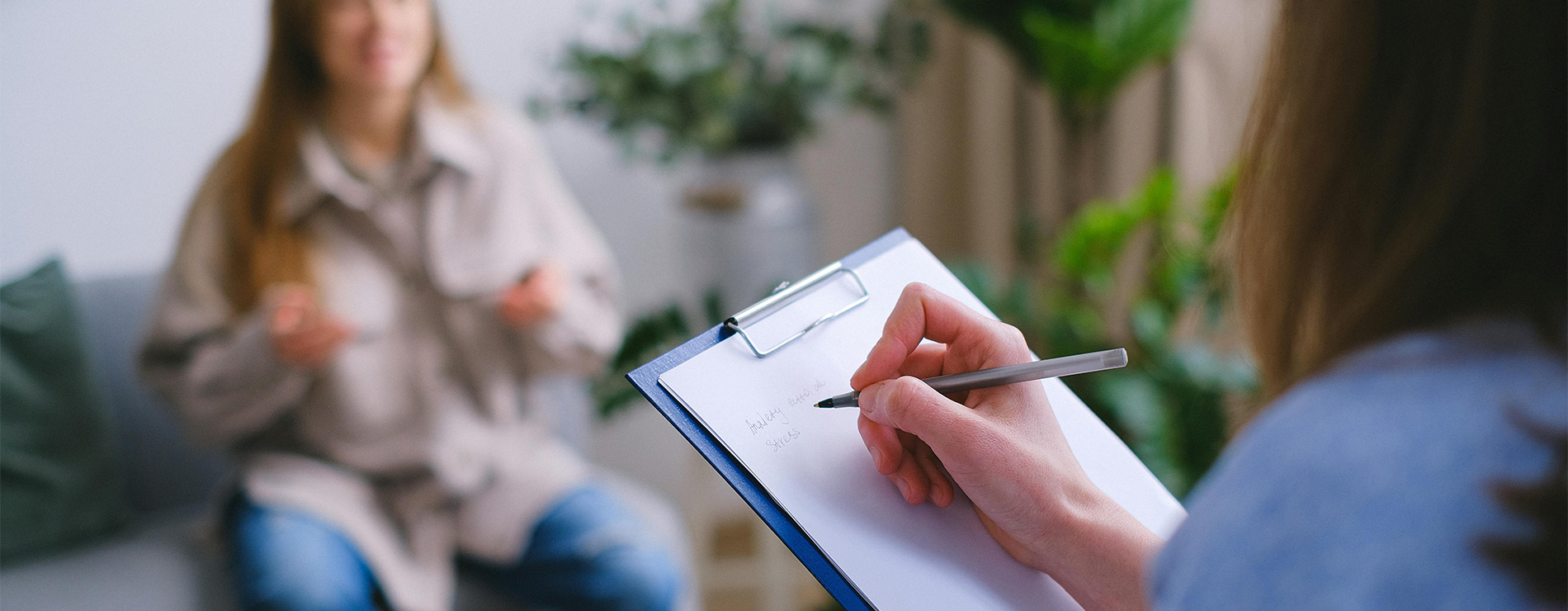 Psicóloga atendiendo